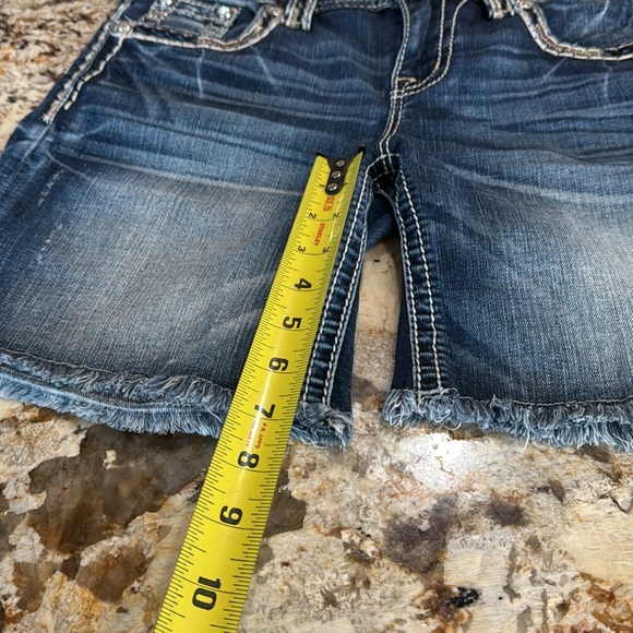 MISS ME BUCKLE MID CURVY STRETCH Denim shorts frayed hem Size 26 - Picture 8 of 8